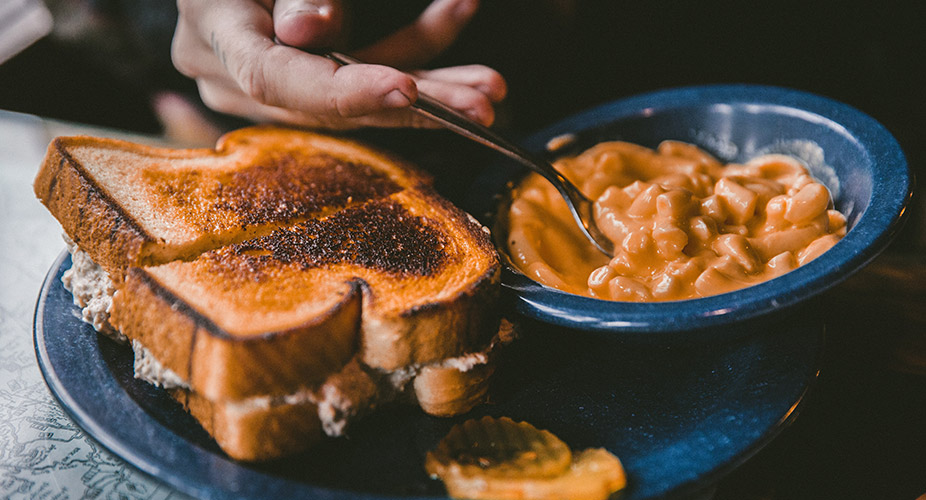 mac n cheese with toast