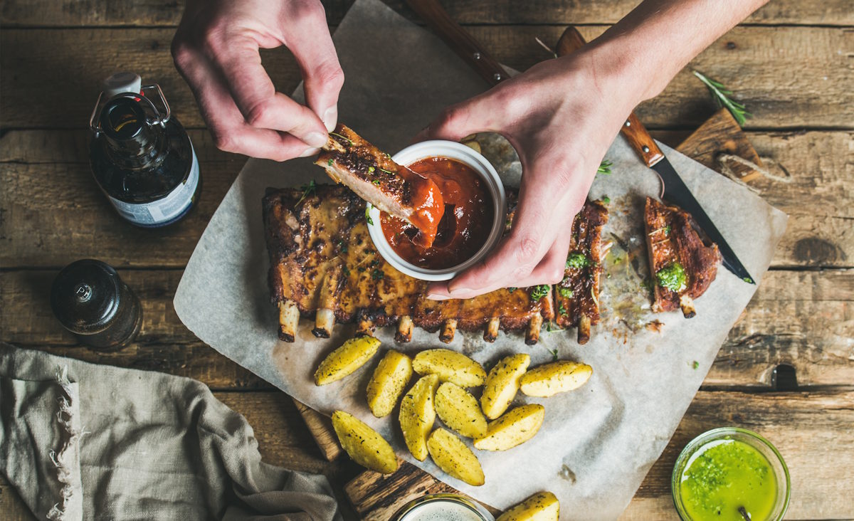 eating ribs