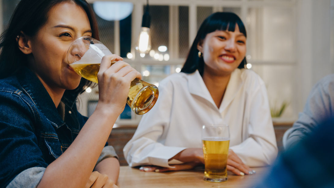 friends drinking beer